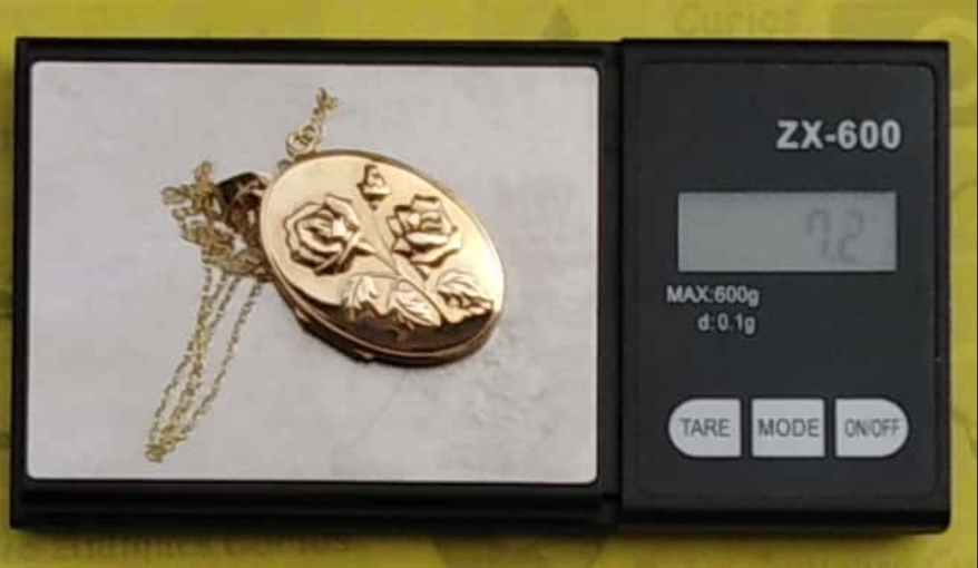 Large Vintage Oval 9ct Gold Roses Locket & Chain